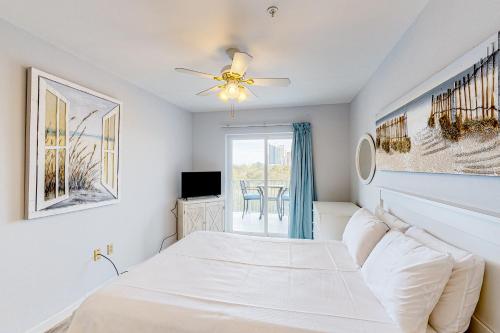 Llit o llits en una habitació de Grand Caribbean #216 - Sandy Restoration