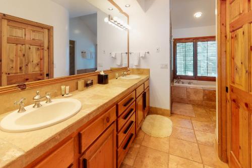 Un baño con dos lavabos y un espejo grande. en Mountain Luxury, en Edwards