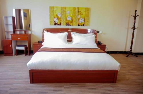 Una cama o camas en una habitación de 2000 Hotel Downtown Kigali