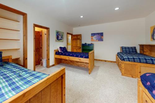 1 dormitorio con 2 camas y colchón azul en Mountain Luxury, en Edwards