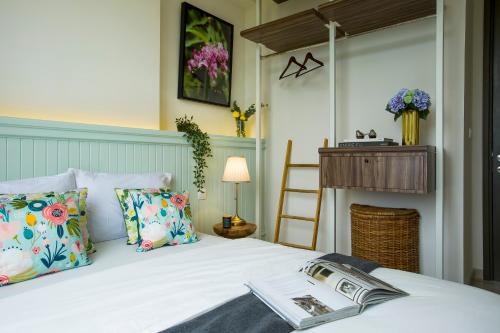 - une chambre avec un lit et un livre dans l'établissement Marigold Apartment Nava Park Central BSD, à Tangerang