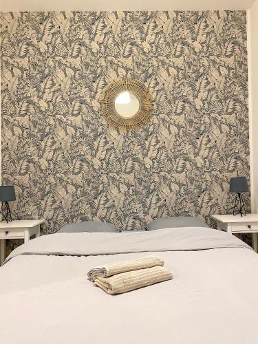 - une chambre avec un lit et du papier peint damassé dans l'établissement My Trip in Paris - Turgot, à Paris