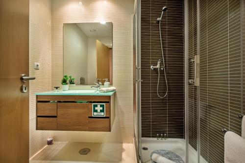 Ванна кімната в Sunset Home Olhão- Modern 3 bed Luxury Apartment with rooftop pool
