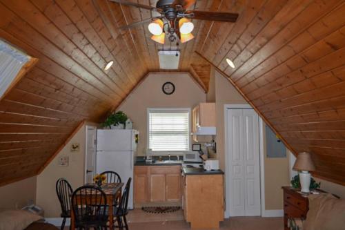 een keuken met een gewelfd plafond en een plafondventilator bij Green Gables Getaway in Lake Junaluska