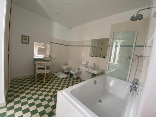 une salle de bain avec une baignoire, un lavabo et des toilettes dans l'établissement CHATEAU DES SALLES, à Draguignan
