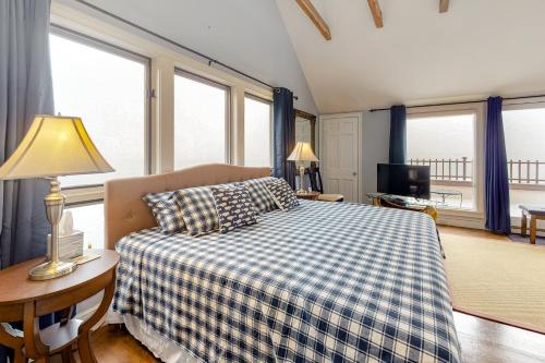 Un pat sau paturi într-o cameră la Point Radio Cottage