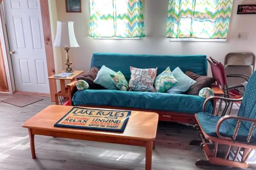 a living room with a green couch and a table at SunRise Pines in Leeds