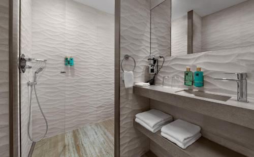 Beachhouse Hotel tesisinde bir banyo