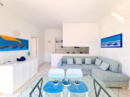 uma sala de estar com um sofá e uma mesa em Blu Acquaviva em Capri