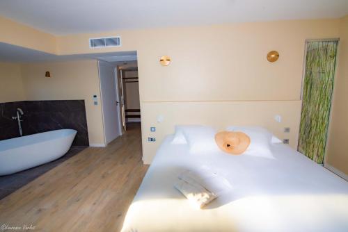 Postel nebo postele na pokoji v ubytování Boutik Hôtel 2A - Adult Only