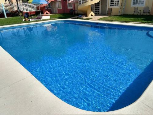 בריכת השחייה שנמצאת ב-Casa Reliance: equipada, palapa privada y alberca או באזור