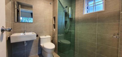 Un baño de Gerard's "Backpackers" Roomstay No Children Adults only
