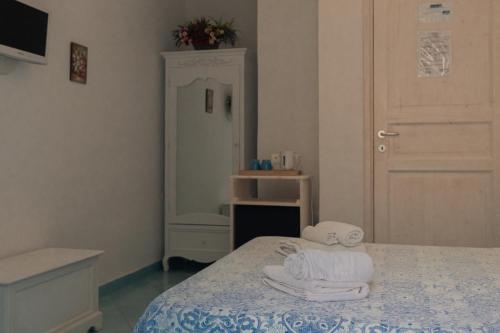 a bedroom with a bed with towels on it at La Casa del Limoneto in Favignana