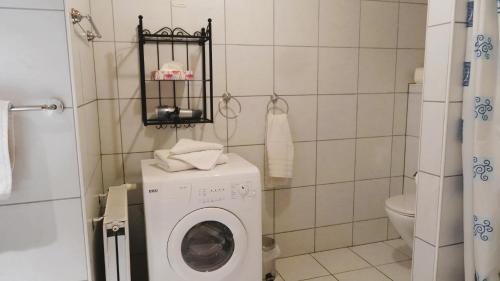 Bilik mandi di Gästezimmer & Appartement Elskop