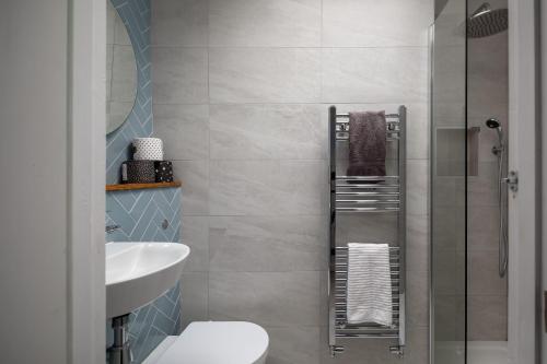 une salle de bains avec douche, toilettes et lavabo dans l'établissement The Cottage, à Cirencester