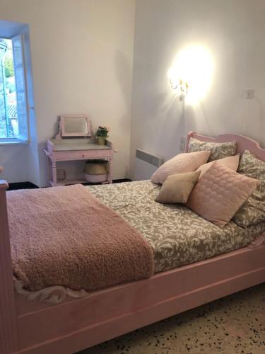 una camera con letto e tavolo con computer portatile di Chez Tatie Ménie a Fraissé-des-Corbières