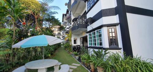 Un jardín fuera de Gerard's "Backpackers" Roomstay No Children Adults only