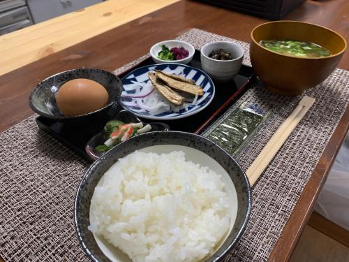京都的住宿－KYOTO SHIMA，桌子上放着一盘米饭和其他盘子