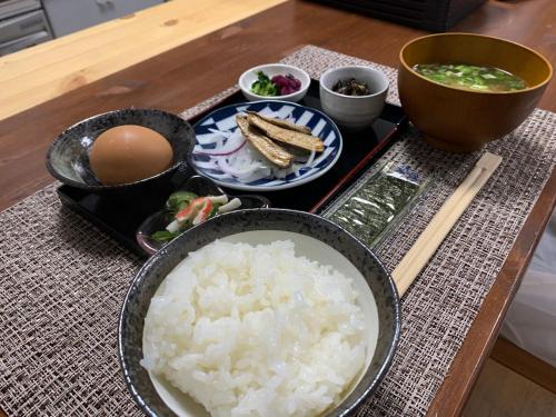 una bandeja de arroz y otros platos en una mesa en KYOTO SHIMA, en Kioto