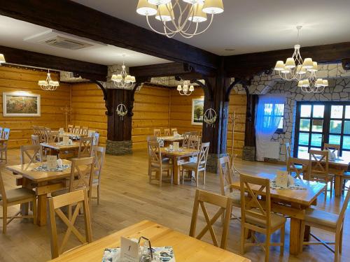 Un restaurante u otro lugar para comer en Hotel Tadeusz