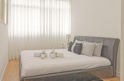 een bed met twee knuffels erop bij Luxury Prime Batalha Apartments in Porto