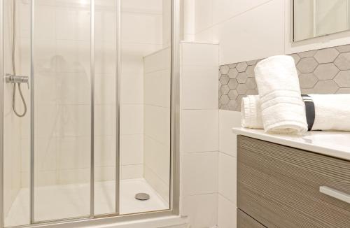 een badkamer met een douche en een wastafel bij Luxury Prime Batalha Apartments in Porto