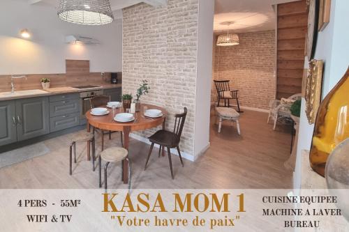 een keuken en eetkamer met een tafel en stoelen bij KASA MOM - Votre Havre de paix in Saint-Aybert