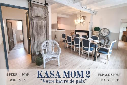 ein Esszimmer mit einem Tisch und Stühlen in der Unterkunft KASA MOM - Votre Havre de paix in Saint-Aybert