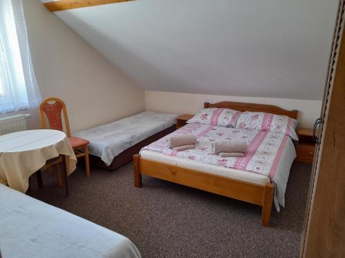 Posteľ alebo postele v izbe v ubytovaní Ubytovanie v podkroví