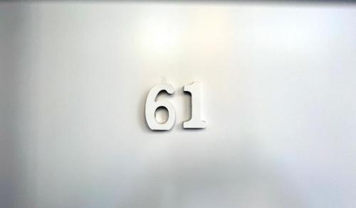 un objeto metálico en una pared con el número seis en Apartamento Centro San Diego, en Sanlúcar de Barrameda