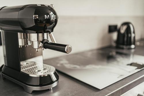 uma máquina de café sentada num balcão de cozinha em Kremers Freiräume em Arnsberg