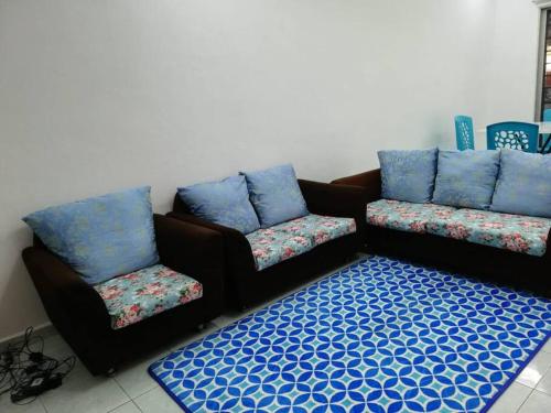 sala de estar con 2 sillas y sofá en D'Haja 32 KLIA SEPANG with 2 Airconds & FREE WiFi, en Banting