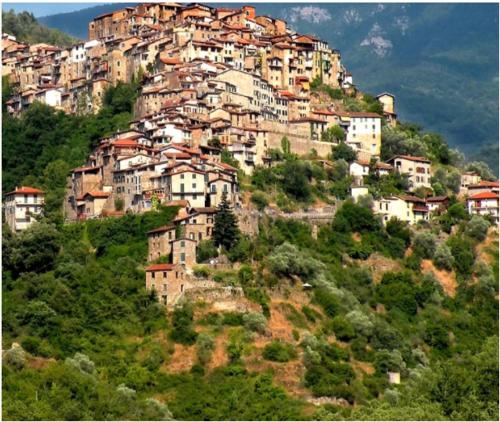 a city street with buildings and trees at MuntaeCara Hotel Diffuso in Apricale