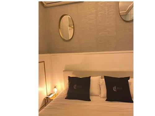 a bedroom with a bed with two pillows and a mirror at Estudio Príncipe David - VUT in Toledo