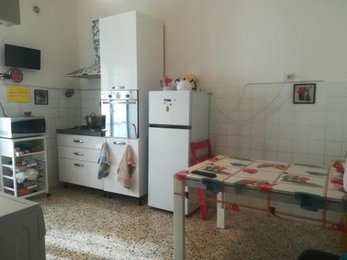 Kuchyňa alebo kuchynka v ubytovaní B&B Metro Salerno