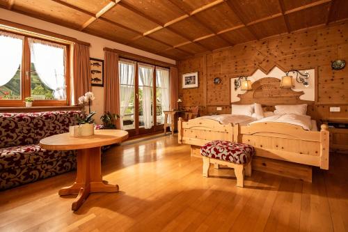 a bedroom with two beds and a table at Schlosshotel Chastè in Tarasp