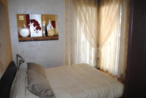 um quarto com uma cama e uma janela em Appartamento Minerva em Rimini