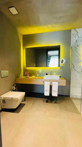 Bilik mandi di Sandora Boutiuqe Hotel