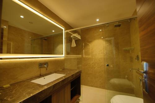Kylpyhuone majoituspaikassa The Vilana Hotel Rishikesh