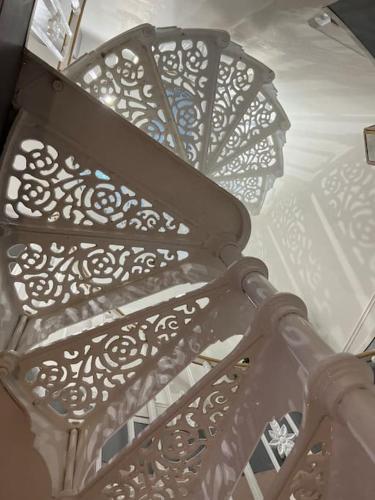a close up of a metal railing on a bed at Windsor Retreat in shadow of the Castle. in Windsor