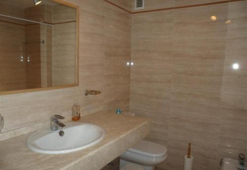 bagno con lavandino e servizi igienici di Luxury Apartment Holiday Rental Ne a Nerja