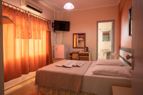 1 dormitorio con 1 cama con 2 toallas en Seibt Palace Hotel, en Foz do Iguaçu