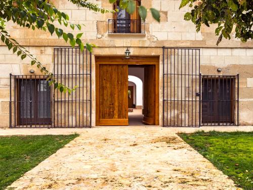 - une entrée pour un bâtiment avec une porte en bois dans l'établissement El Trujal de las Bardenas, à Cabanillas