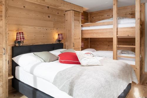 a bedroom with two bunk beds in a cabin at Residenz by Meierhof in Davos