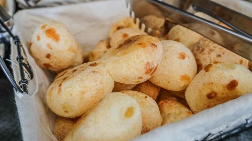a bunch of small potatoes in a basket at Serravita Hotel in Piumhi