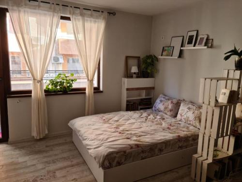 een slaapkamer met een bed en een raam bij Апартамент (Студио) Тони in Veliko Tŭrnovo