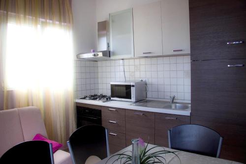 Kuchyň nebo kuchyňský kout v ubytování Apartments Tomisa