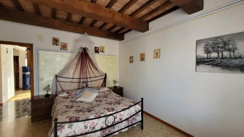 ein Schlafzimmer mit einem Himmelbett in der Unterkunft Finestra sulla val d'Orcia in San Quirico dʼOrcia