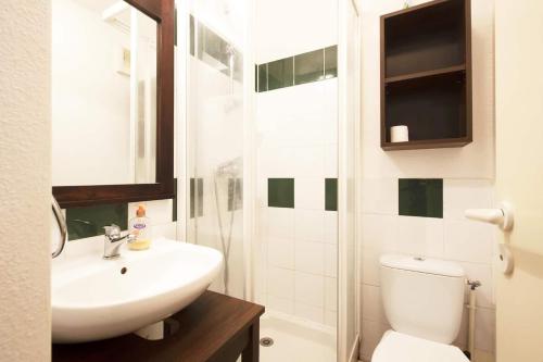 une salle de bain avec un lavabo, des toilettes et une douche dans l'établissement Bel appartement lumineux à Vieux Boucau avec piscine chauffée - Résidence Domaine du Golf de Pinsolle, à Soustons