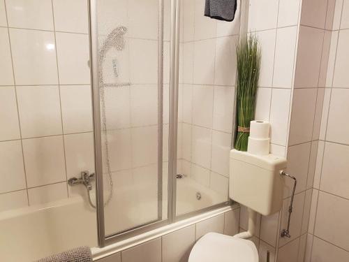 łazienka z prysznicem, toaletą i wanną w obiekcie Ferienwohnung-Haus Holly w mieście Uetersen